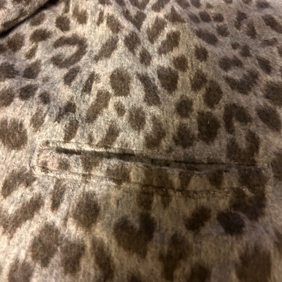 Old Navy leopard print jacket size gray/brown size Medium - Picture 3 of 8